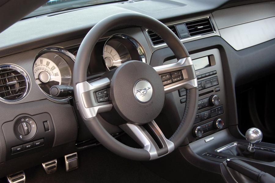  Ford Mustang GT 2010 года  (фото 64 из 213)